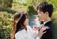 左からシュー・ルオハン（徐若晗）演じるシェン・シンルオ、リー・ユンルイ（李昀鋭）演じるルー・シンイエン