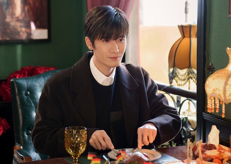 「陳情令」などで知られるリウ・ハイクアン(劉海寛)がヒロインに思いを寄せるライバル役で登場