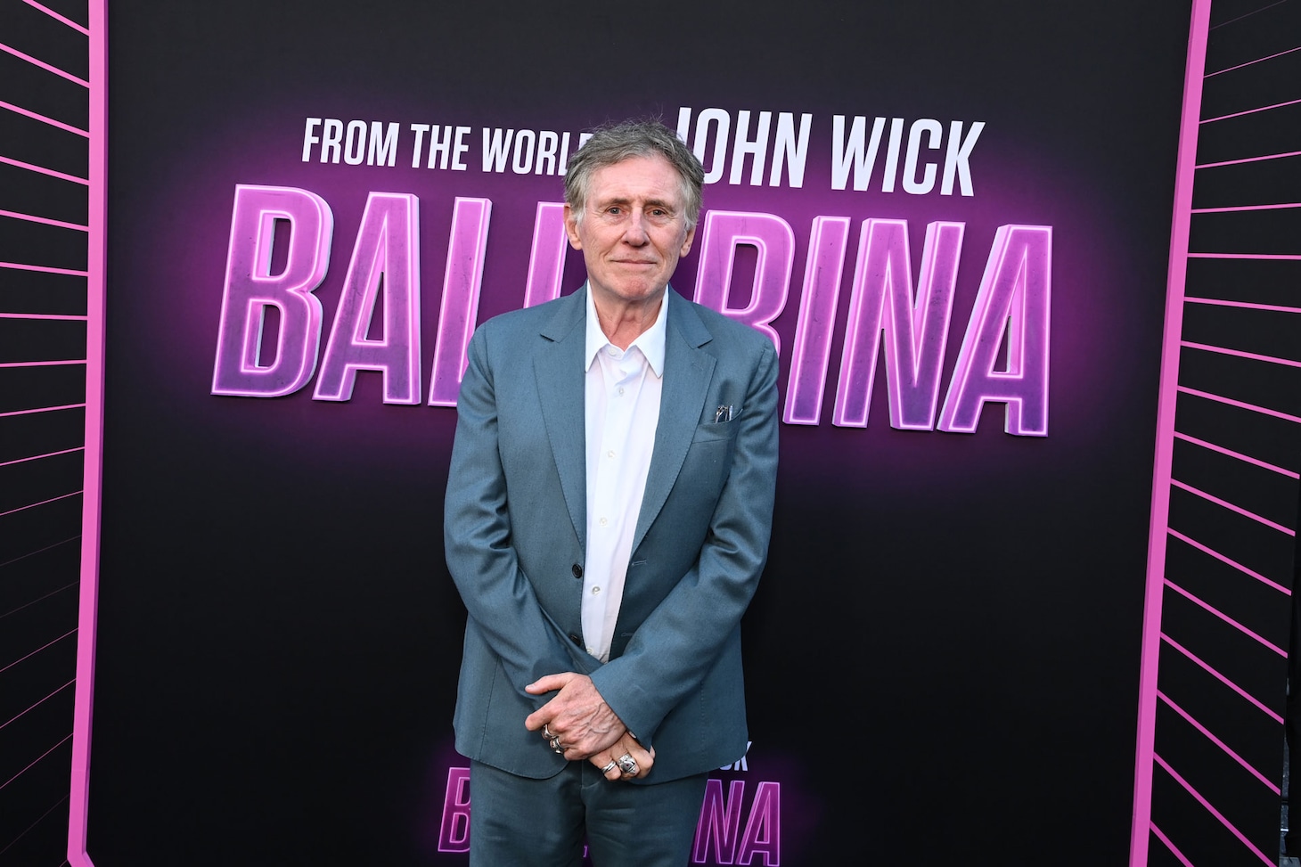 「バレリーナ：The World of John Wick」LAプレミアに参加したガブリエル・バーン