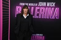 「バレリーナ：The World of John Wick」LAプレミアに参加したアンジェリカ・ヒューストン