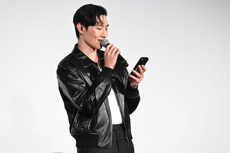 メモを見ながら日本語で挨拶するノ・サンヒョン