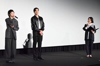 キム・ゴウン（左）とノ・サンヒョン（中央）から話を引き出す上白石萌音（右）