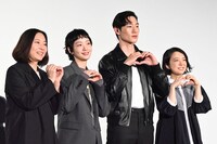 ハートマークを作る登壇者たち