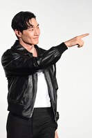 ファンを指差すノ・サンヒョン