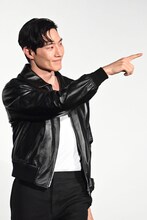 ファンを指差すノ・サンヒョン