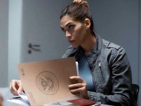 「入国審査」より、ローラ・ゴメス演じるバスケス