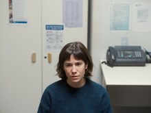 「入国審査」より、ブルーナ・クッシ演じるエレナ