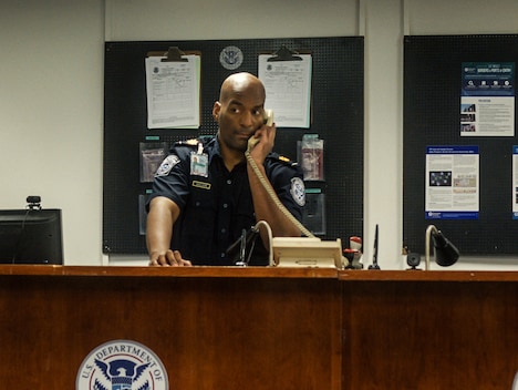 「入国審査」場面写真