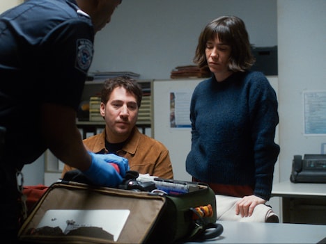 「入国審査」より、ディエゴとエレナが荷物のチェックを受けるシーン