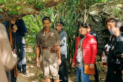 「木の上の軍隊」メイキング写真より、堤真一(中央左)