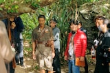 「木の上の軍隊」メイキング写真より、堤真一(中央左)