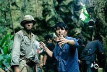 「木の上の軍隊」メイキング写真より、左から山田裕貴、監督の平一紘