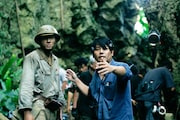 「木の上の軍隊」メイキング写真より、左から山田裕貴、監督の平一紘