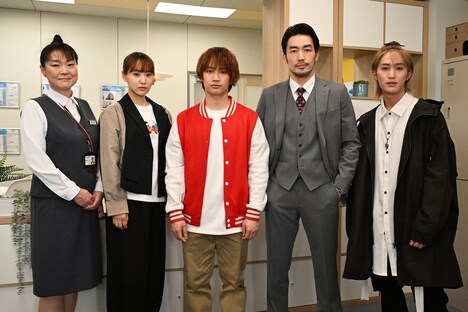 ドラマ「ロンダリング」のキャストたち。左から久保田磨希、菅井友香、藤原丈一郎、大谷亮平、橋本涼