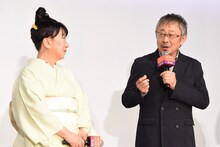 左から室井滋、松尾貴史