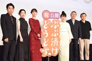「ぶぶ漬けどうどす」公開記念舞台挨拶の様子。左から大友律、小野寺ずる、深川麻衣、室井滋、松尾貴史、冨永昌敬