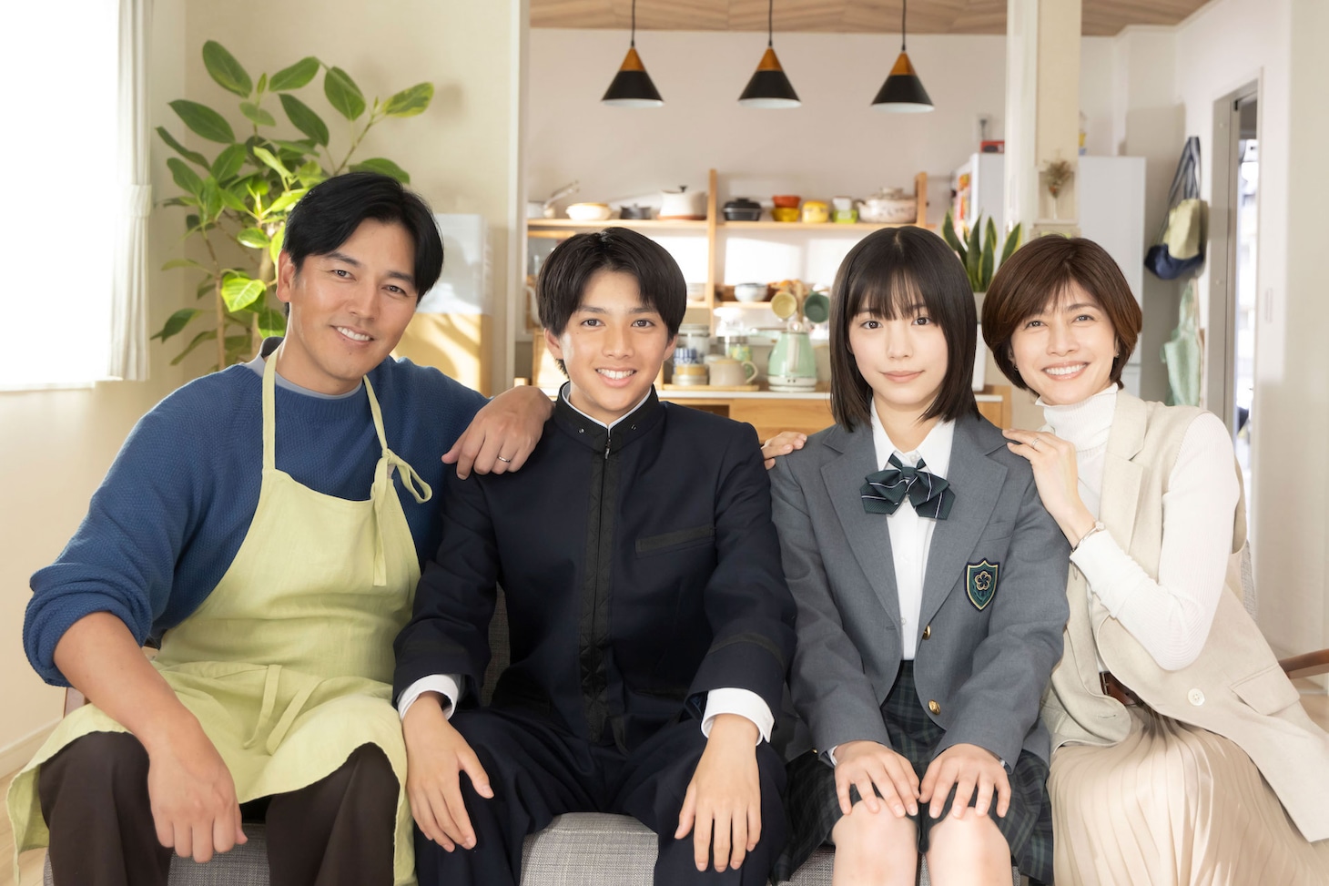 「ちはやふる－めぐり－」藍沢家の家族写真。左から父・進役の要潤、弟・駆役の榎本司、姉・めぐる役の當真あみ、母・塔子役の内田有紀