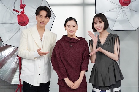 左から山崎育三郎、蒼井優、井桁弘恵