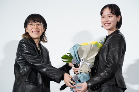 井樫彩（左）から花束を受け取る南沙良（右）