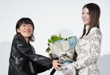 井樫彩（左）から花束を受け取る馬場ふみか（右）