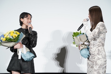 花束を手に抱負を語り合う南沙良（左）、馬場ふみか（右）