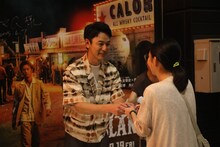 観客に“宣伝アンバサダー”名刺を手渡す妻夫木聡（奥）