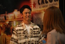 観客と会話する妻夫木聡（奥）