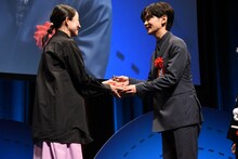 トロフィーを受け取る齋藤潤（右）