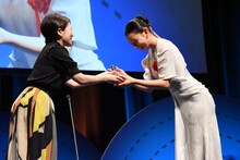 トロフィーを受け取る長澤樹（右）