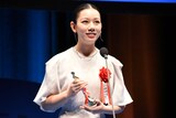 新人女優賞（小森和子賞）を受賞した長澤樹