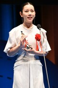 新人女優賞（小森和子賞）を受賞した長澤樹
