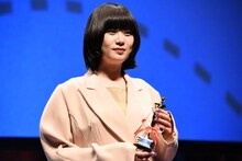 新人監督賞を受賞した山中瑶子