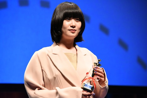 新人監督賞を受賞した山中瑶子