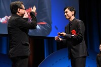 トロフィーを受け取る吉沢亮（右）