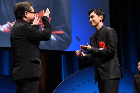 トロフィーを受け取る吉沢亮（右）