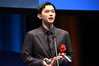 トロフィーを手にスピーチする吉沢亮