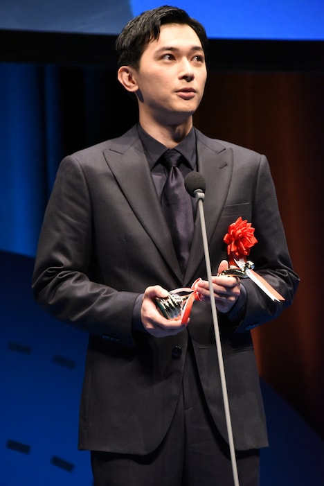 トロフィーを手にスピーチする吉沢亮