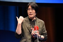 綾野剛の代理でトロフィーを受け取った「まる」のプロデューサー・山田雅子