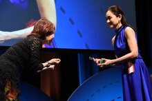 トロフィーを受け取る忍足亜希子