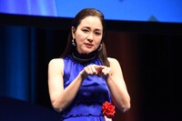 手話でスピーチする忍足亜希子