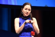 手話でスピーチする忍足亜希子