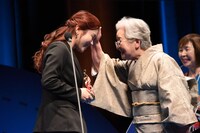 「ぼくが生きてる、ふたつの世界」で編集賞（浦岡敬一賞）を受賞し、頭をなでられる田端華子（左）