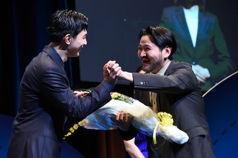 受賞を喜び合う吉沢亮（左）、今井彰人（右）