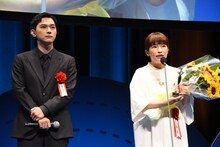 第34回日本映画批評家大賞で作品賞を受賞した「ぼくが生きてる、ふたつの世界」の主演・吉沢亮（左）、監督・呉美保（右）