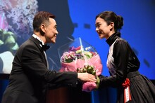 花束を受け取る河合優実（右）