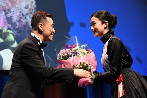 花束を受け取る河合優実(右)