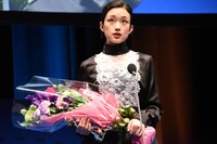 花束を手にスピーチする河合優実