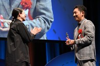 監督賞を受賞した入江悠（右）