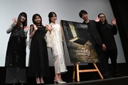 ホラー映画「2025年7月5日午前4時18分」完成披露上映会の様子。左から大関れいか、大熊杏優、小栗有以、船ヶ山哲、古川大晃