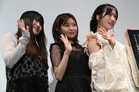 左から大関れいか、大熊杏優、小栗有以